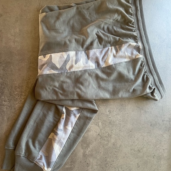 Splendid Camo Joggers - size small Brand New - Picture 3 of 3